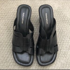 Naturalizer wedge sandals in black 🌼